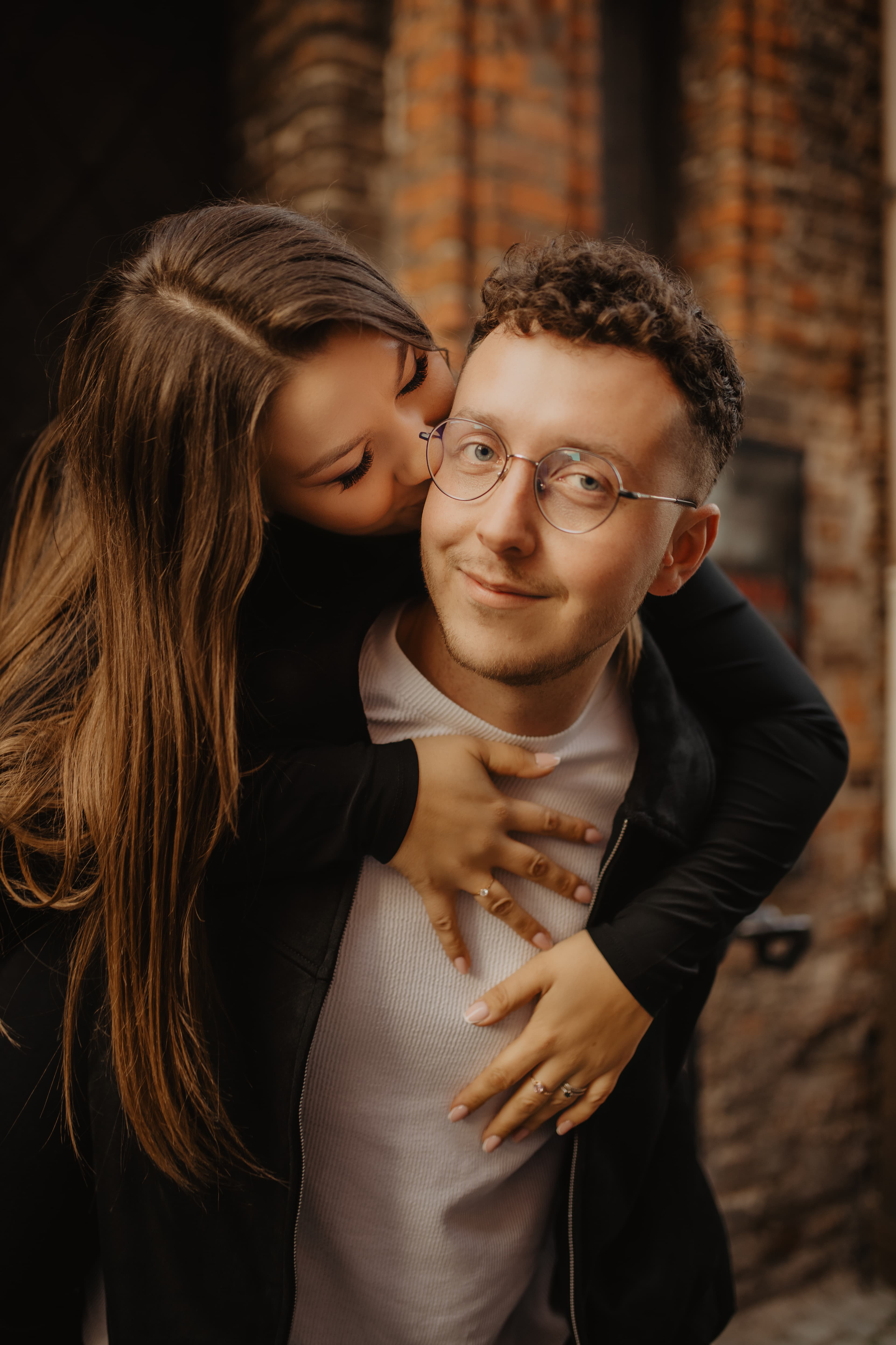 Zakochani w jesiennych kolorach miasta