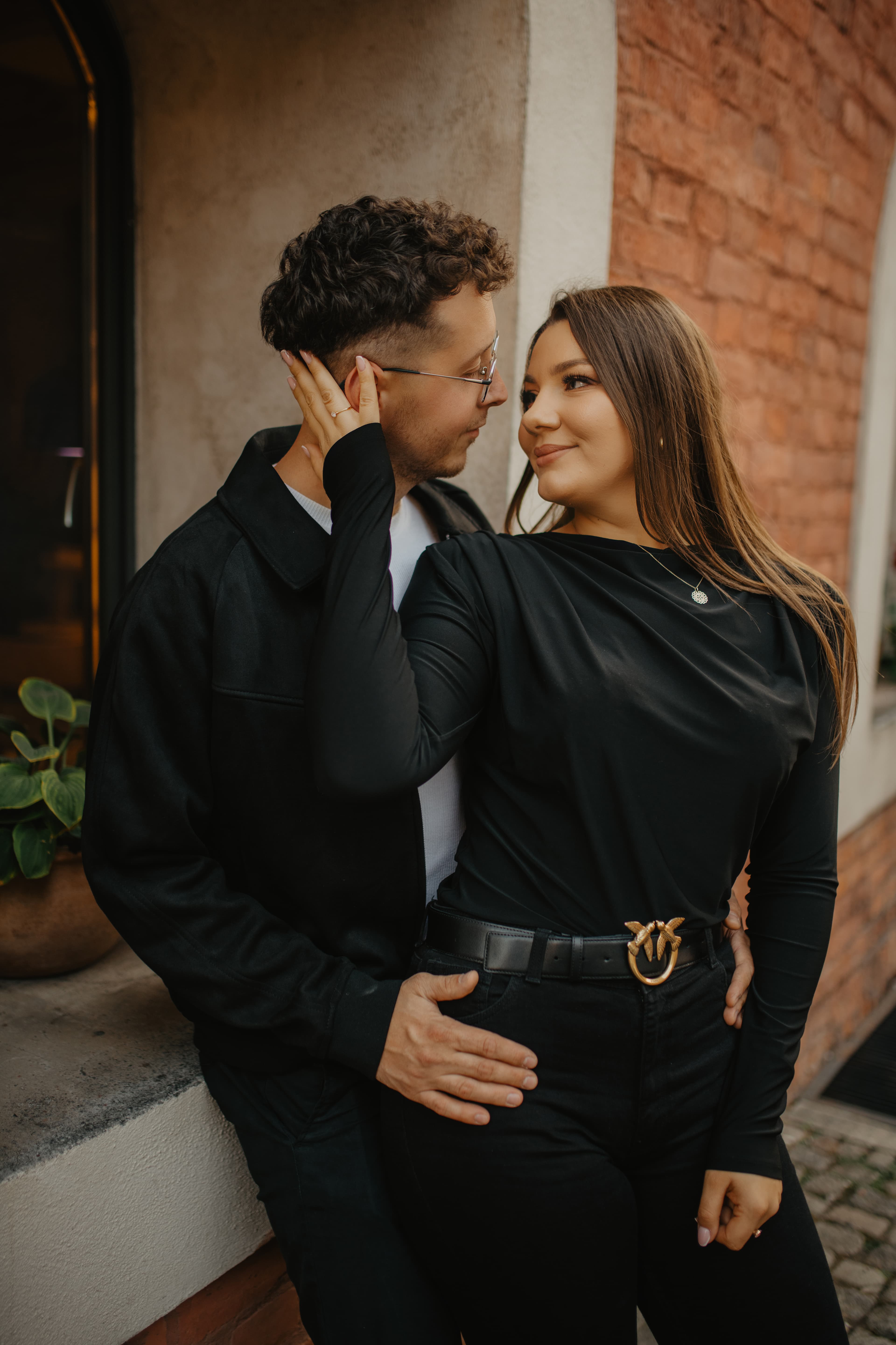 Patrycja i Adrian na tle ceglanej architektury